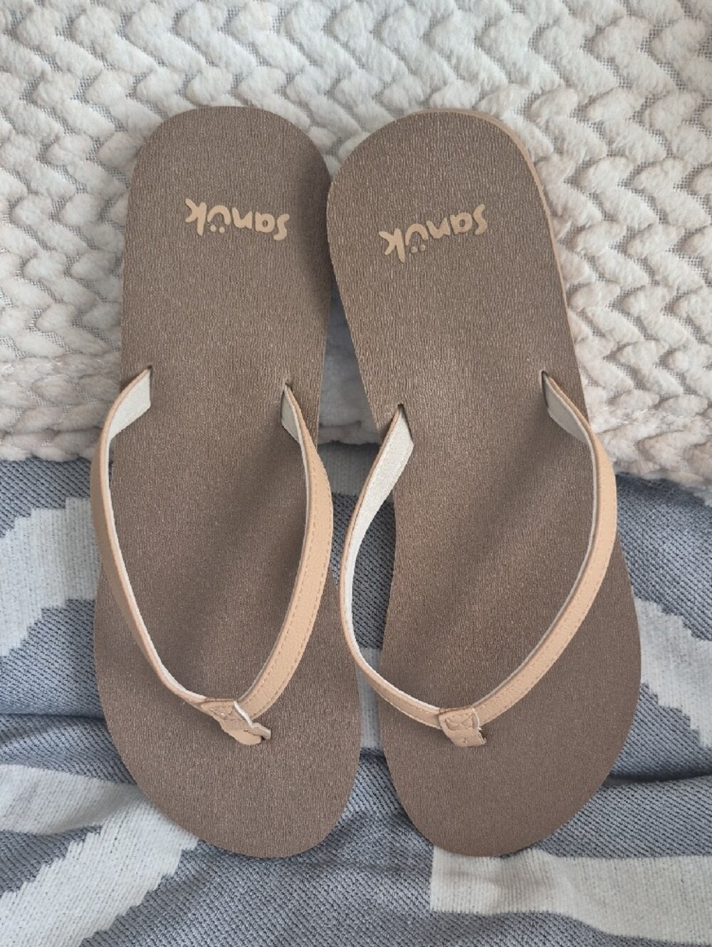 Sanuk Women’s Beige-Tan Flip Flop Sandals - Simple Comfort - Picture 2 of 3